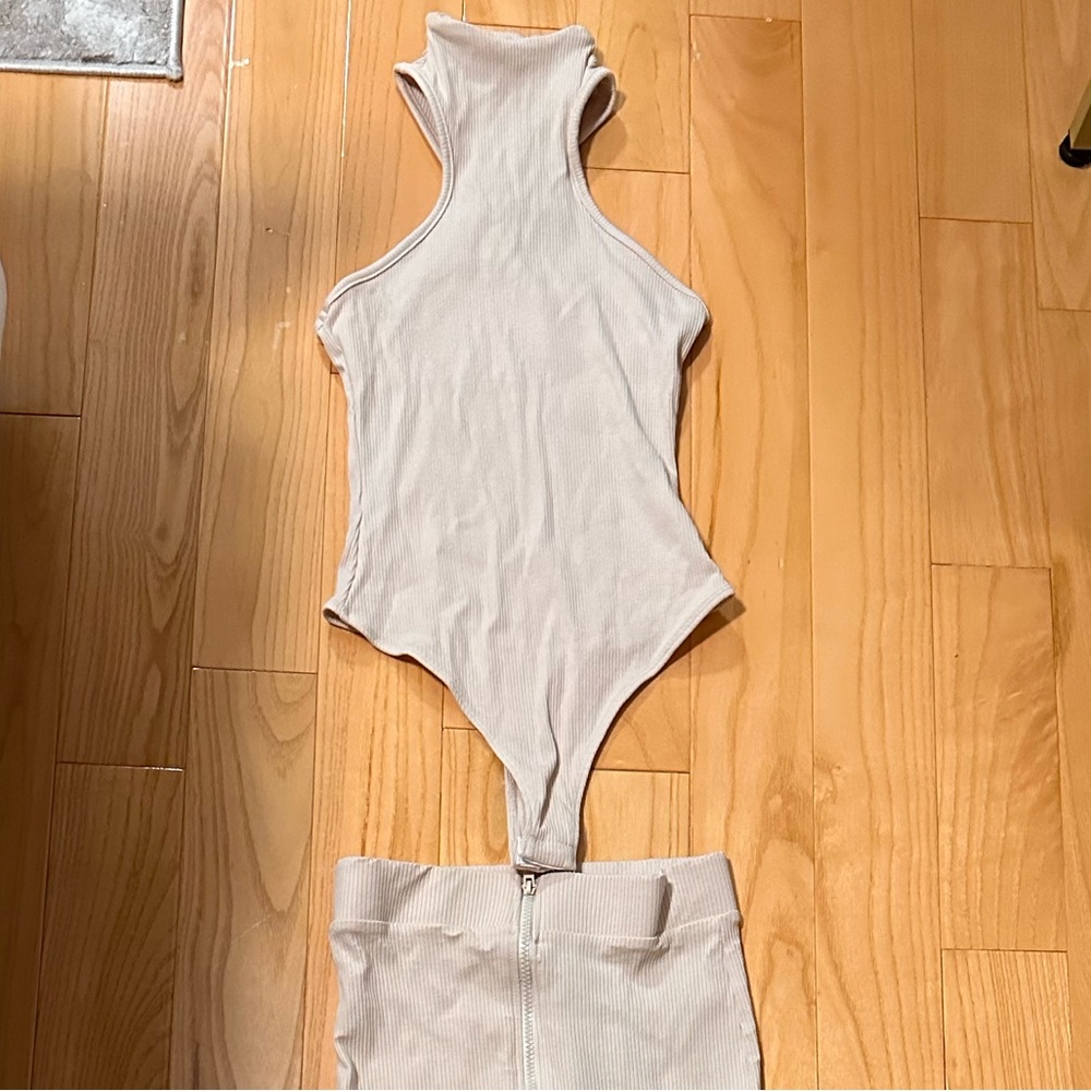 two piece set - Picture 3 of 5
